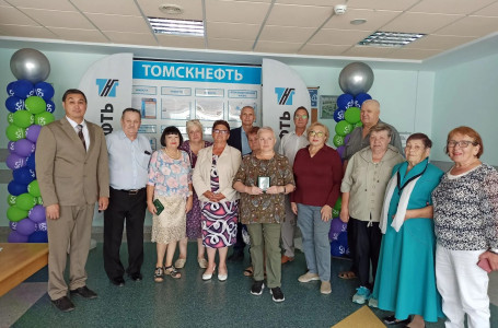знак «За заслуги перед городом Стрежевым» для пенсионеров Общества - фото - 1